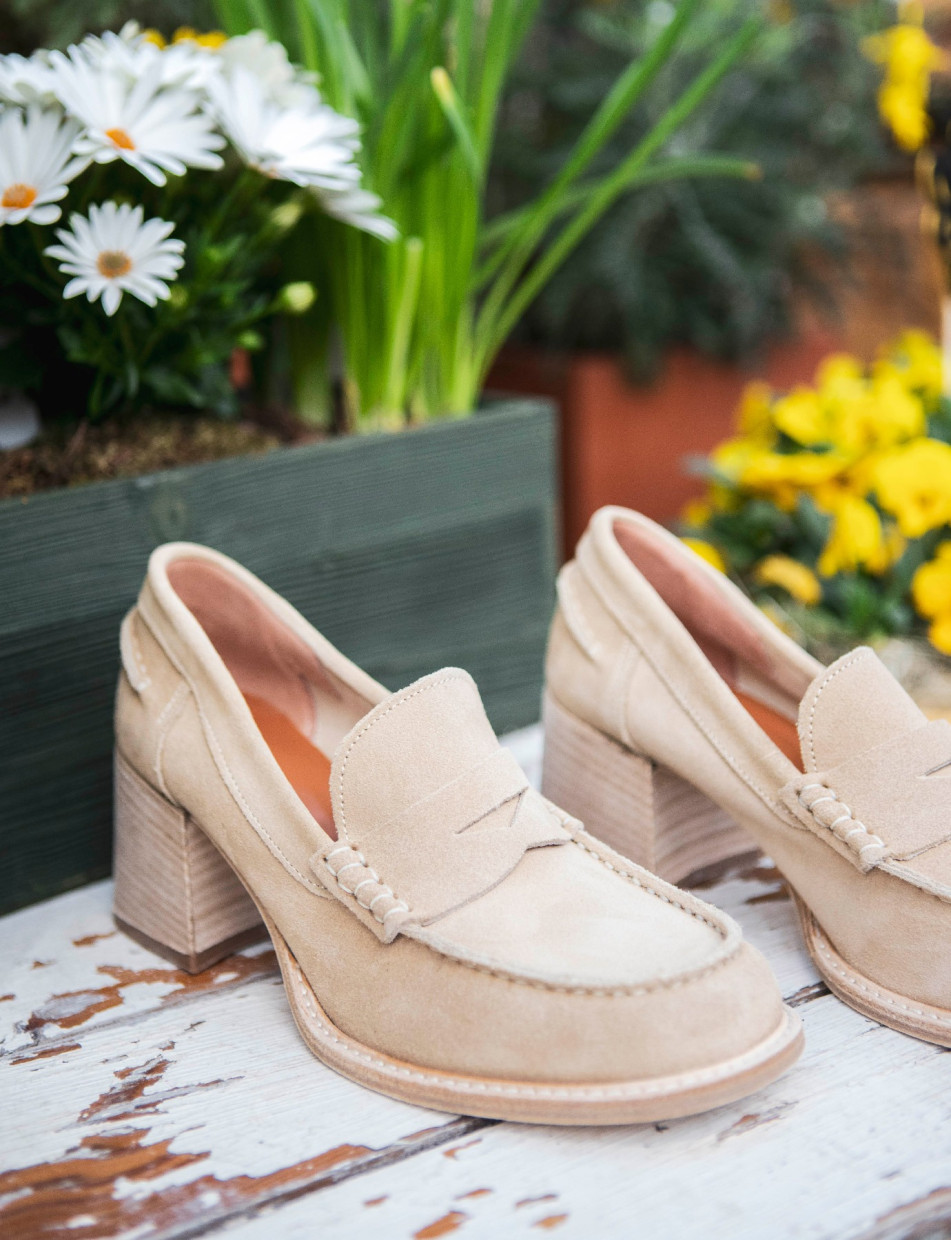 Mocasines tacón 6 cm beis ante