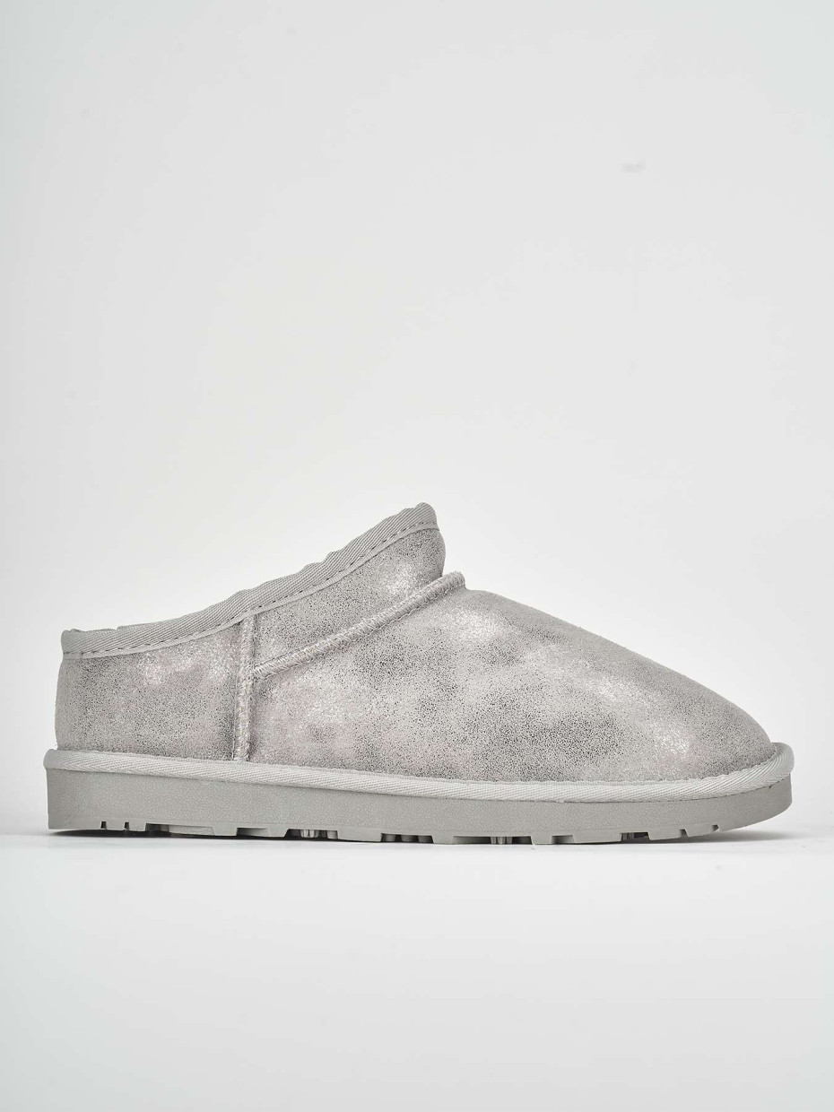 Low heel ankle boots white suede
