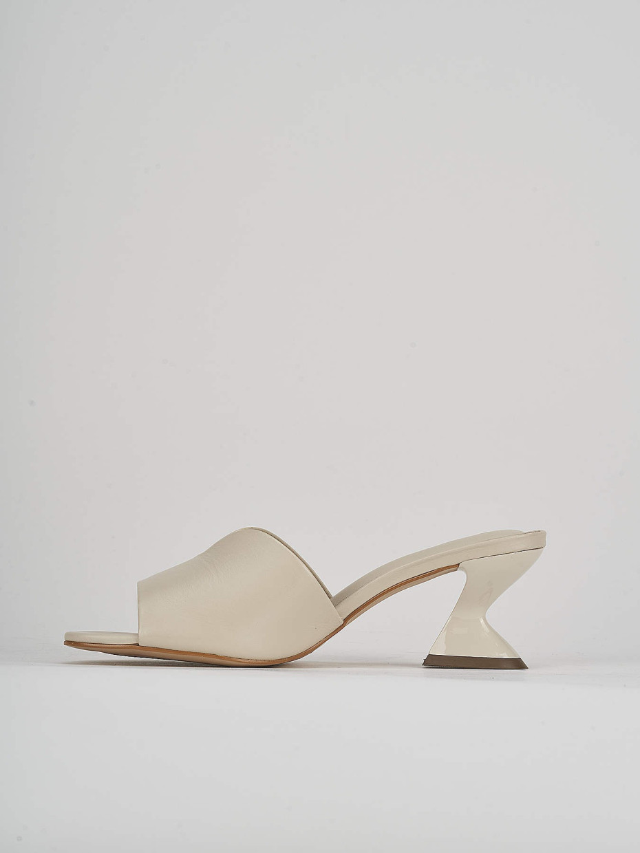 Mules tacón 6 cm beis cuero