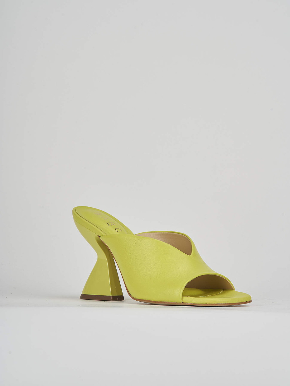 Mules tacón 9 cm verde cuero