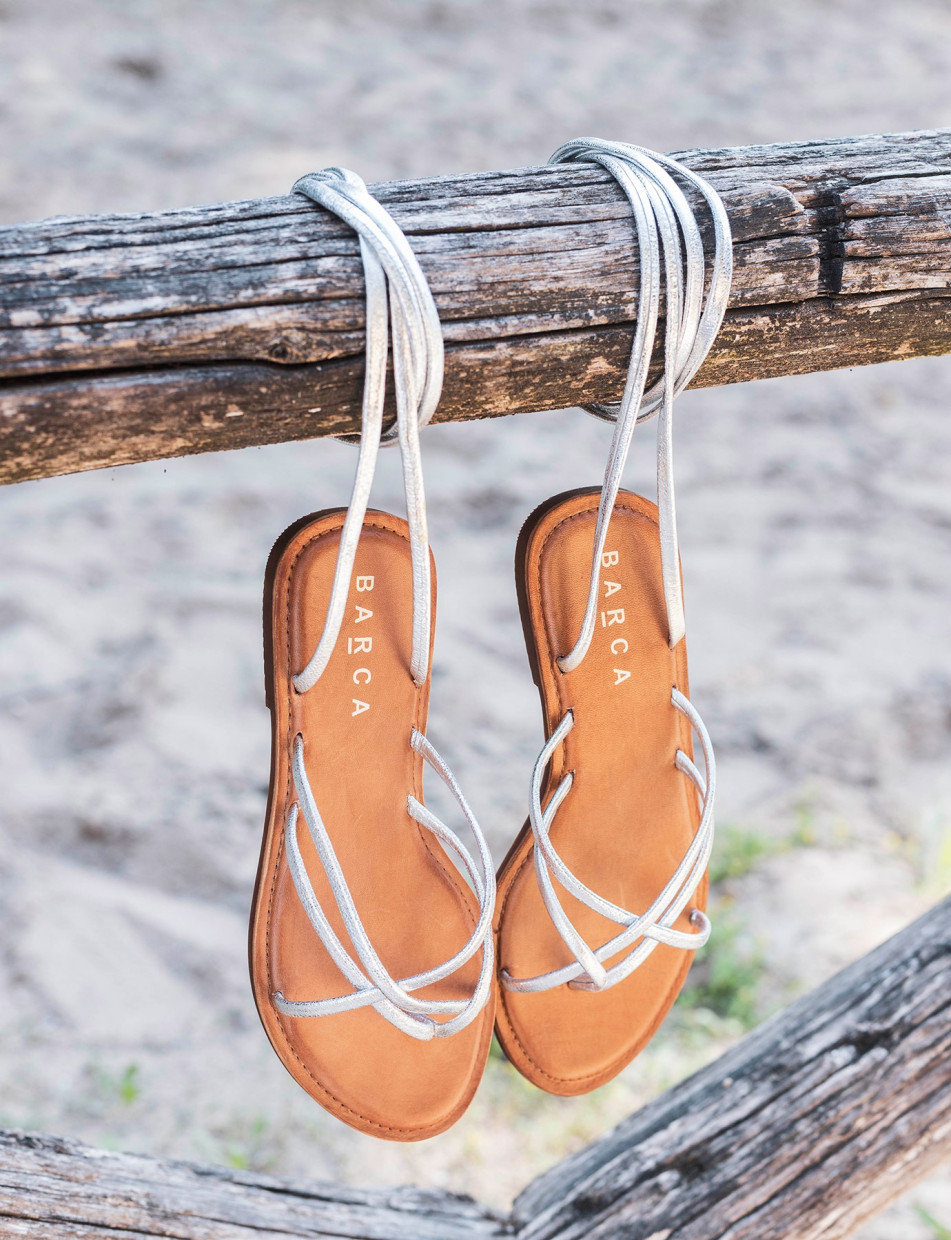 Sandalias de tacón bajo tacón 1 cm plata cuero