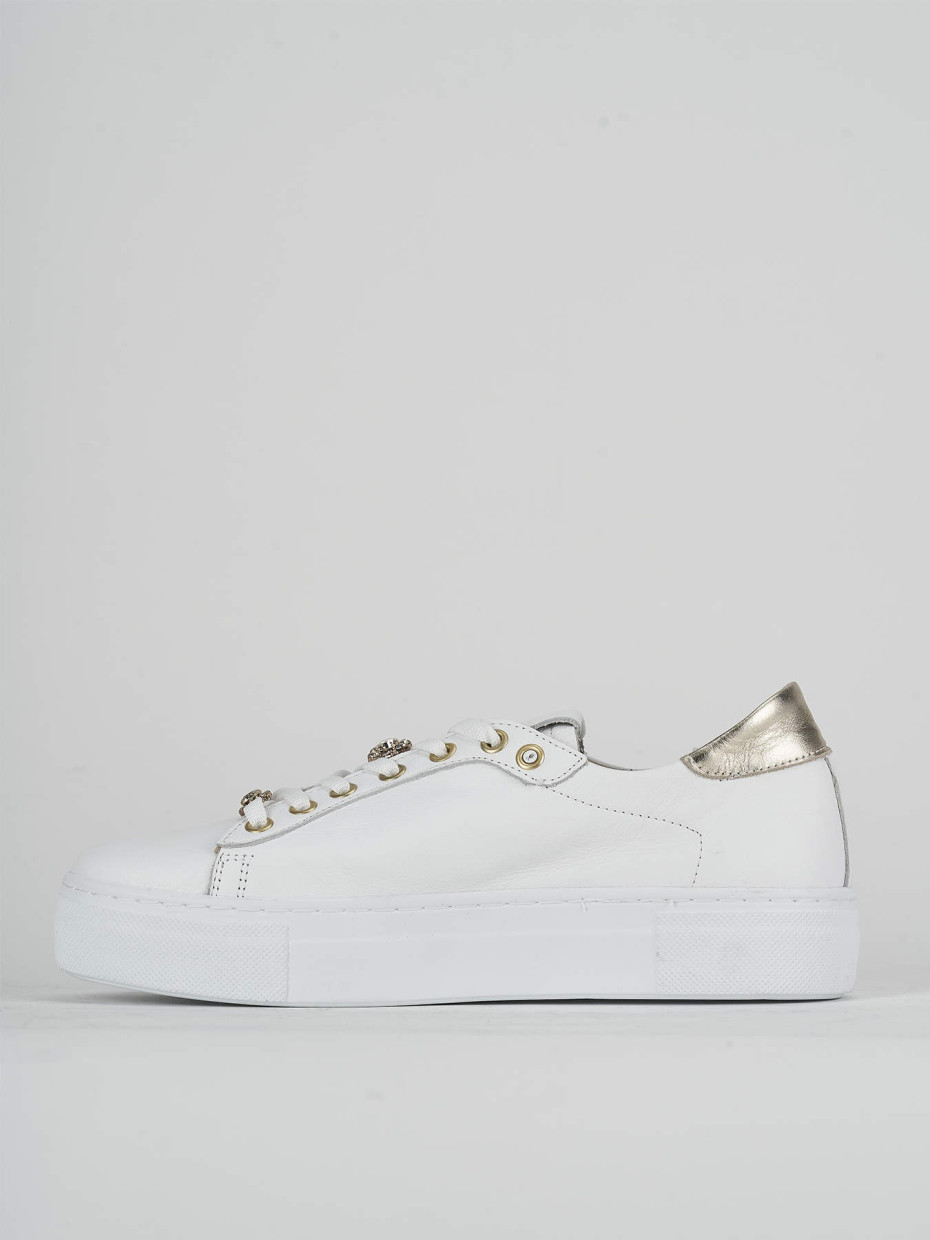 Sneakers gold leather