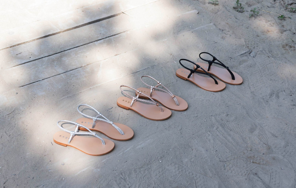 Sandalias de tacón bajo tacón 1 cm oro cuero