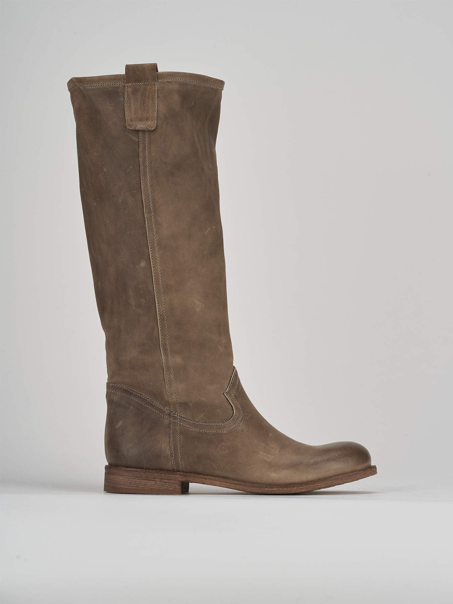 Botas de tacón bajo tacón 1 cm beis cuero