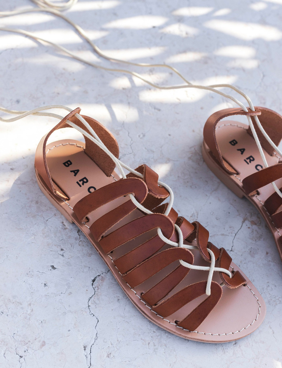 Sandalias de tacón bajo tacón 1 cm marrón cuero
