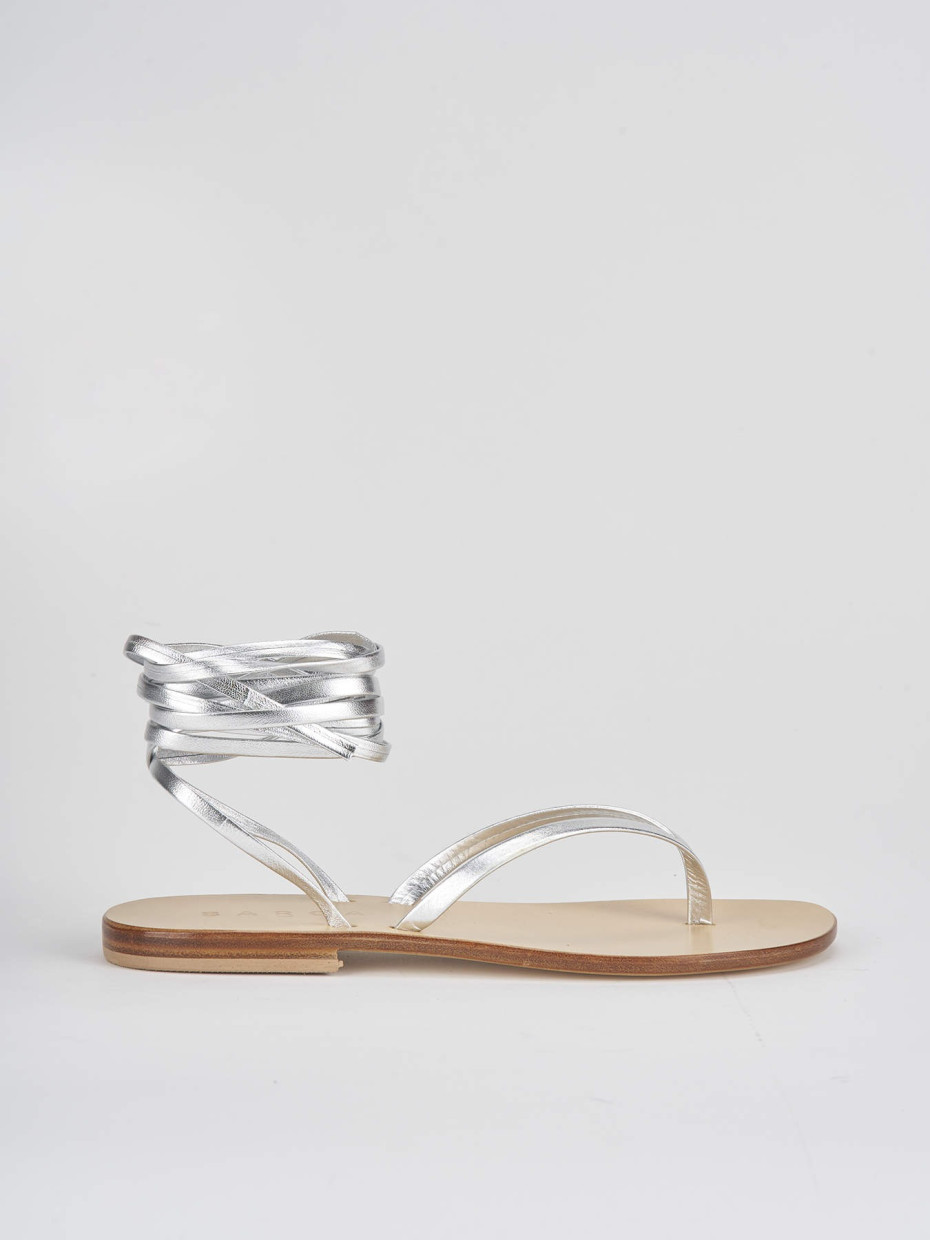 Sandalias de tacón bajo tacón 1 cm plata cuero