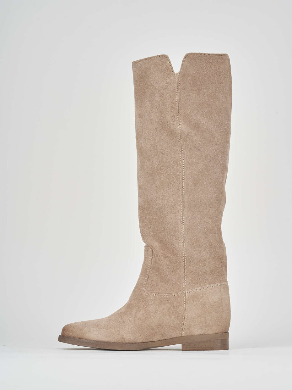 Botas de tacón bajo tacón 2 cm beis ante