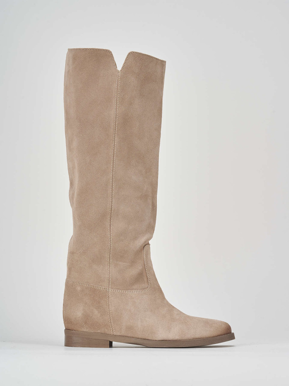 Botas de tacón bajo tacón 2 cm beis ante
