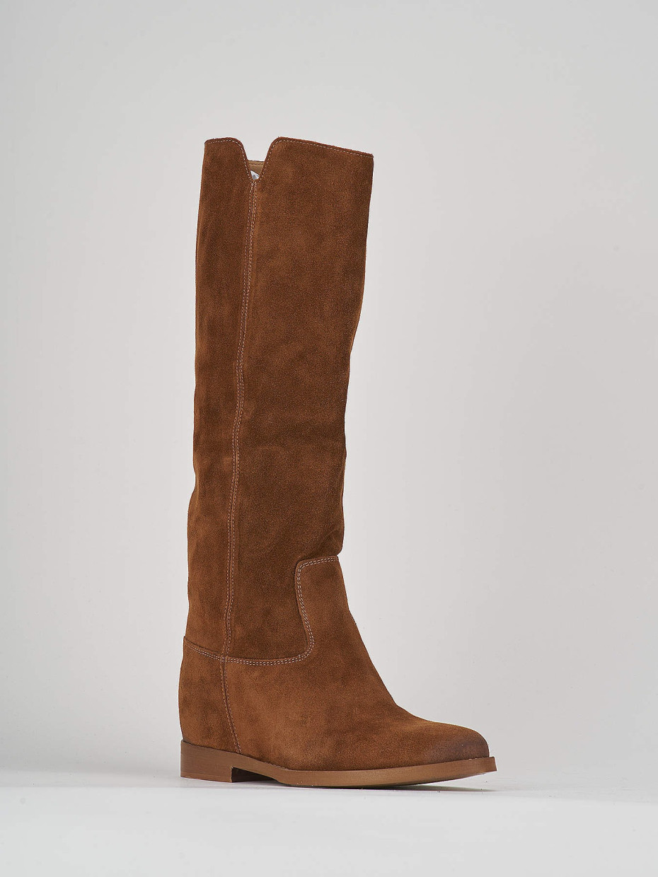 Botas de tacón bajo tacón 2 cm marrón ante