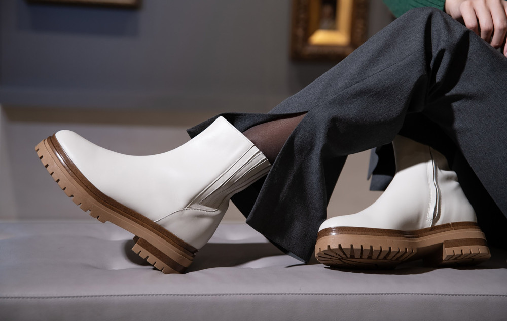Botines de tacón bajo tacón 3 cm beis cuero