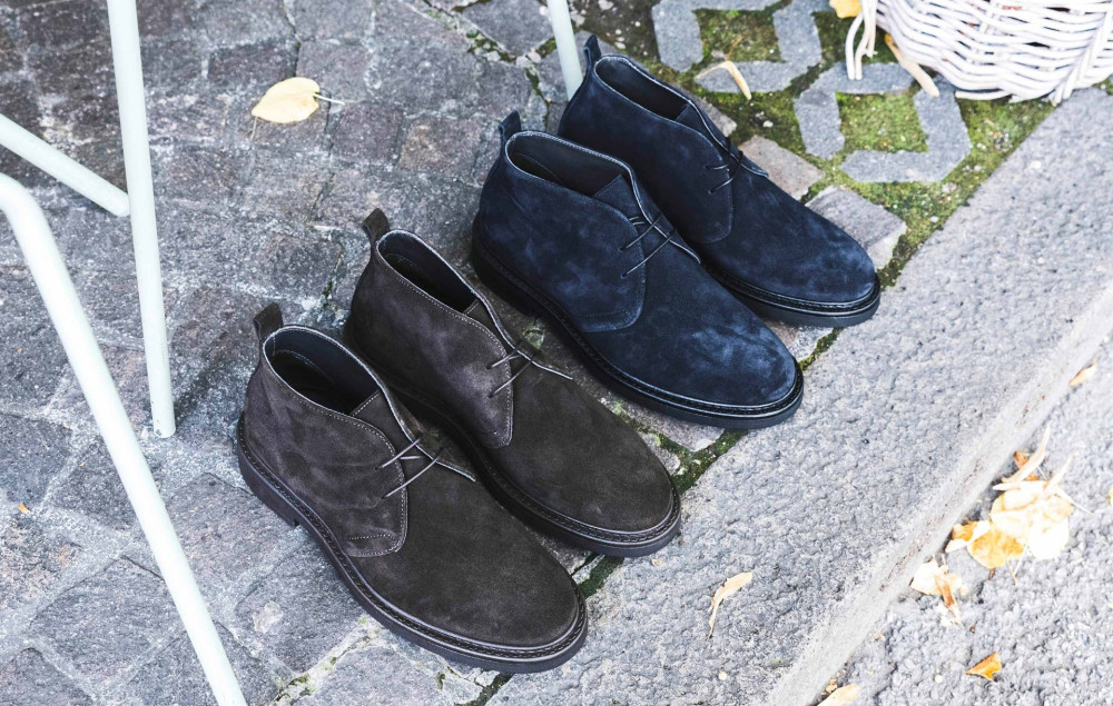 Botas militares marrón oscuro ante