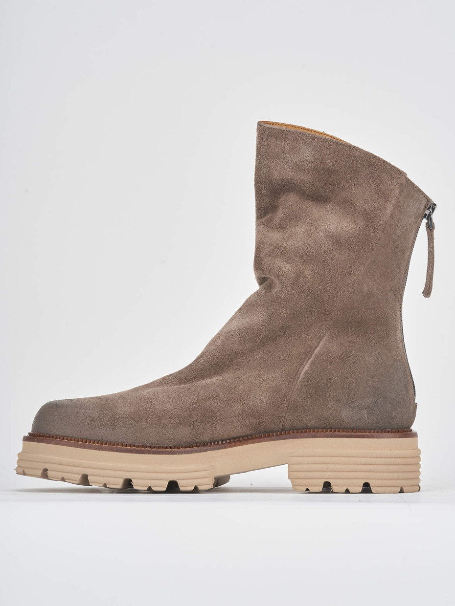 Botines de tacón bajo tacón 2 cm beis ante