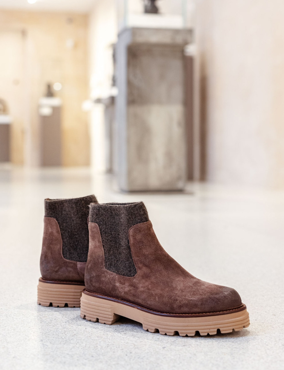 Botines de tacón bajo tacón 2 cm beis ante