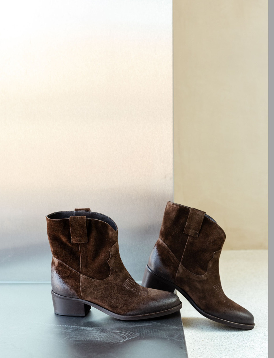 Botines de tacón bajo tacón 3 cm marrón oscuro ante
