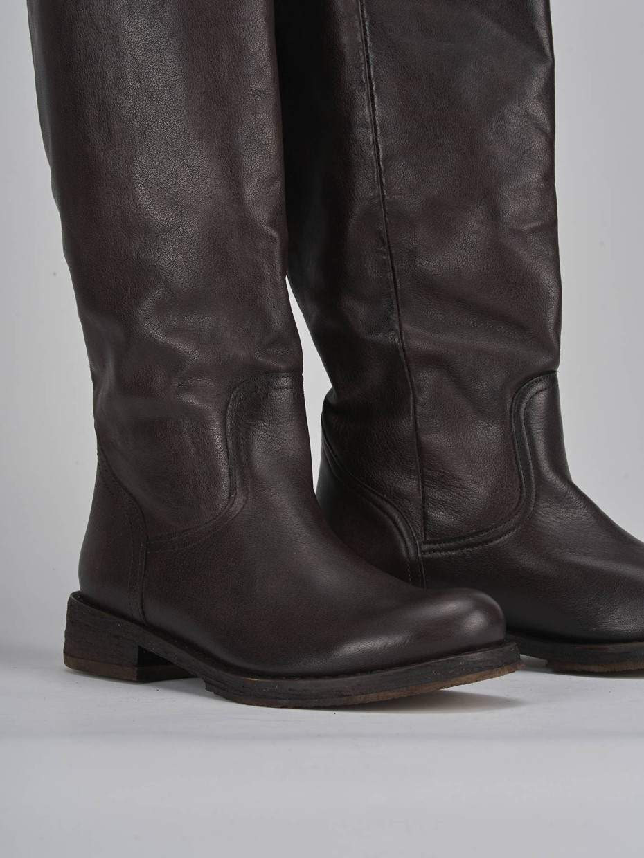 Botas de tacón bajo tacón 2 cm marrón oscuro cuero