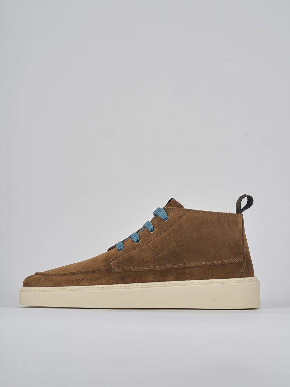 Botas militares marrón ante