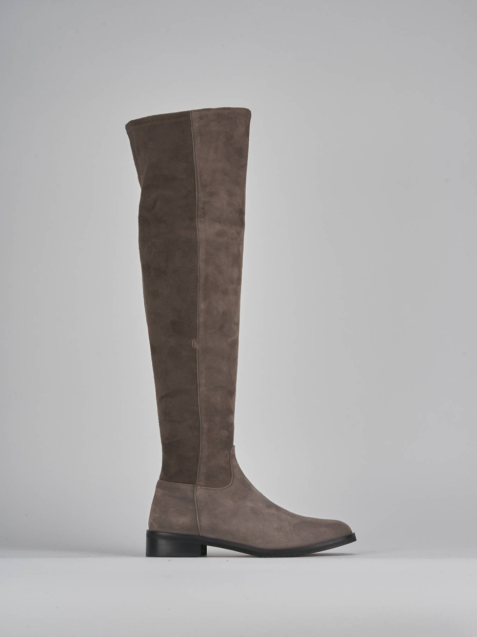Botas de tacón bajo tacón 2 cm beis ante