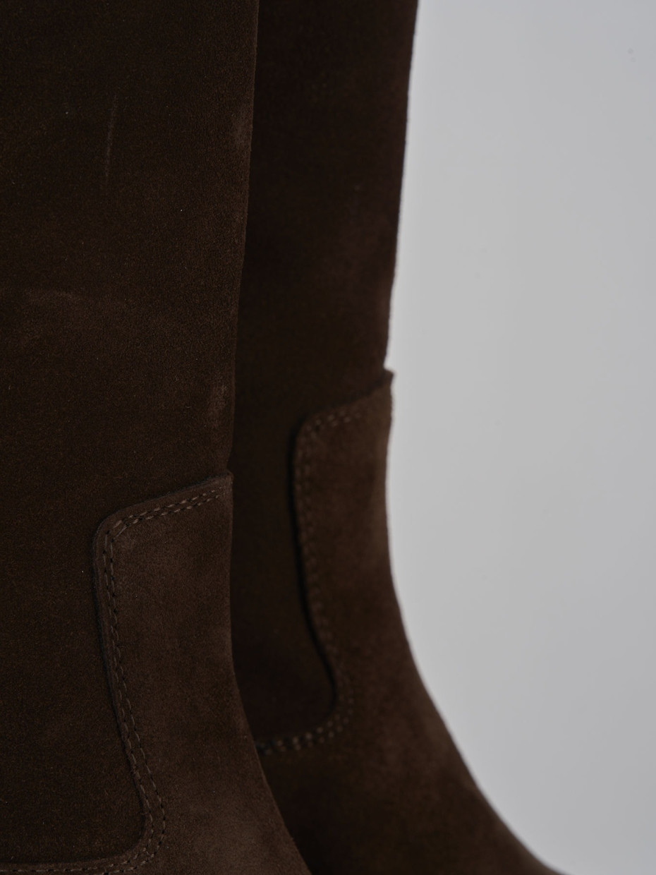 Botas de tacón bajo tacón 2 cm marrón oscuro ante