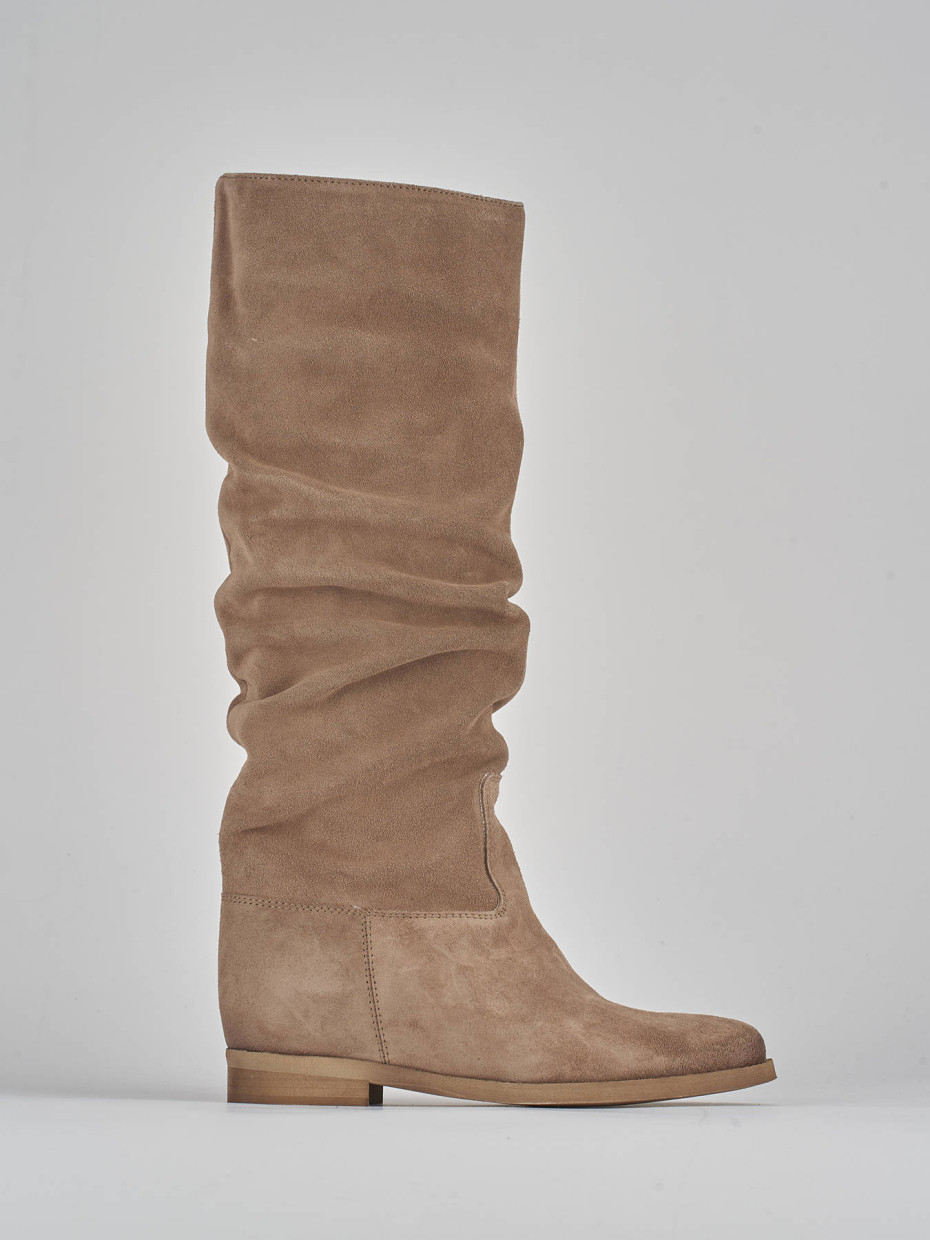 Botas de tacón bajo tacón 2 cm beis ante
