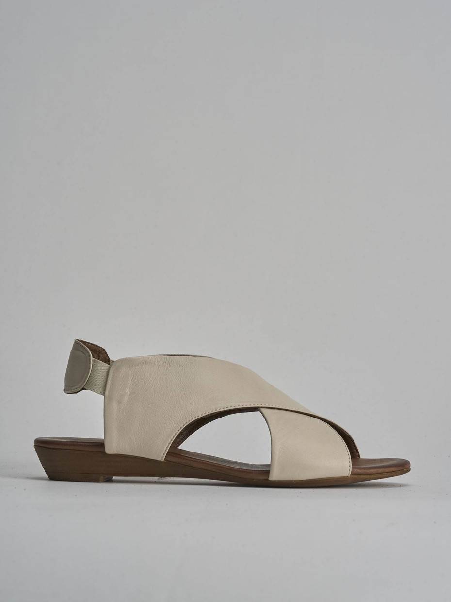 Sandalias de tacón bajo tacón 1 cm beis cuero