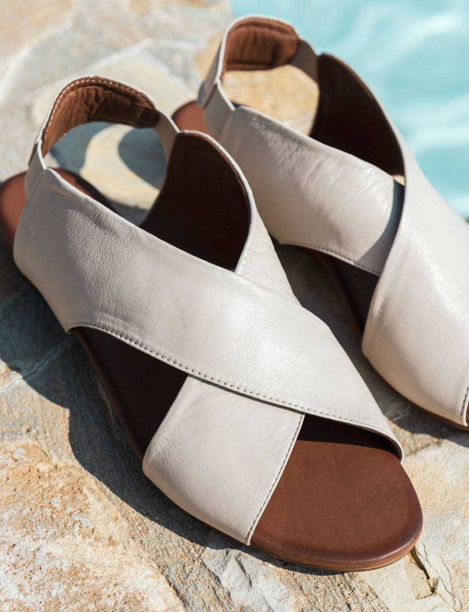 Sandalias de tacón bajo tacón 1 cm beis cuero