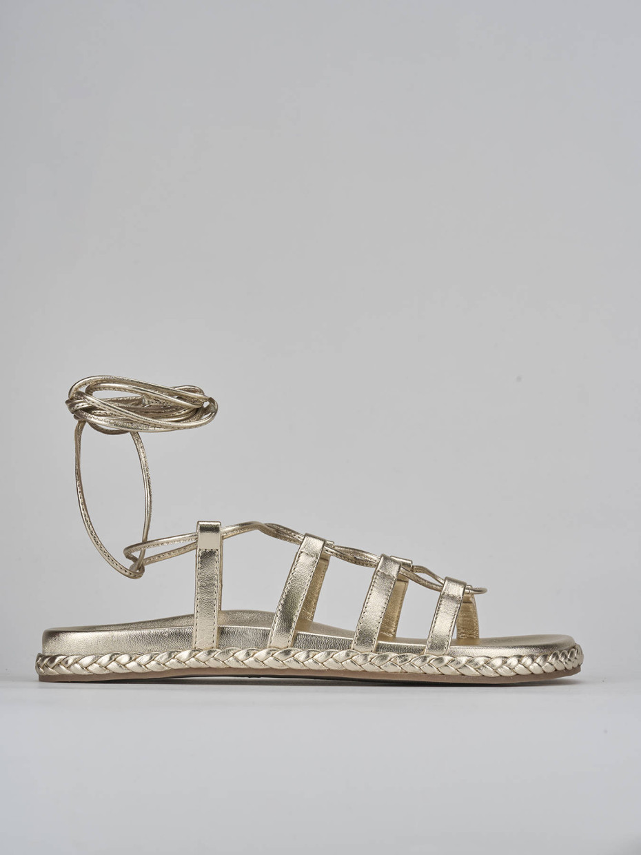 Sandalias de tacón bajo oro cuero
