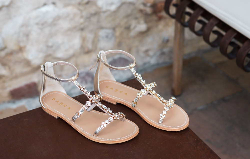 Sandalias de tacón bajo tacón 1 cm oro cuero