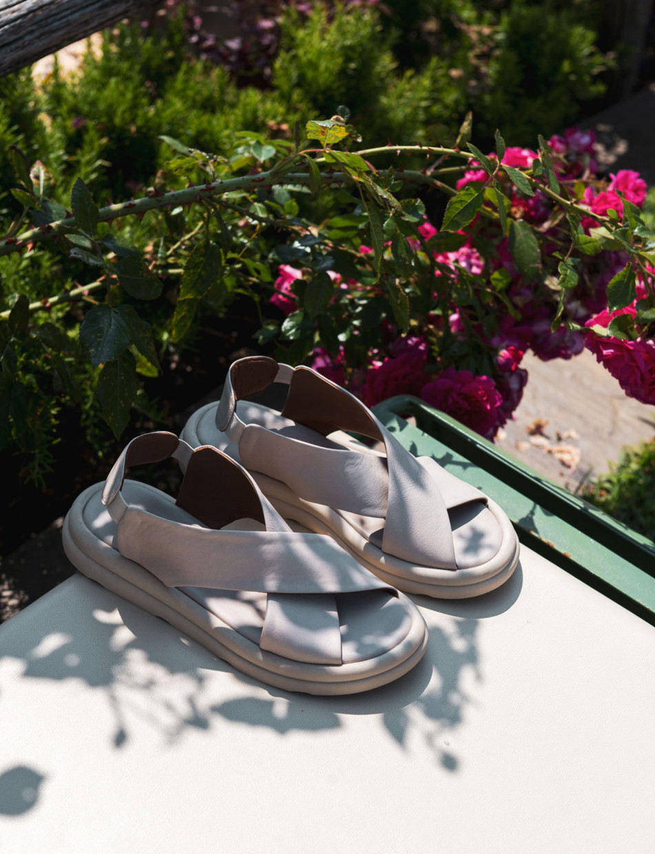 Sandalias de tacón bajo tacón 2 cm beis cuero