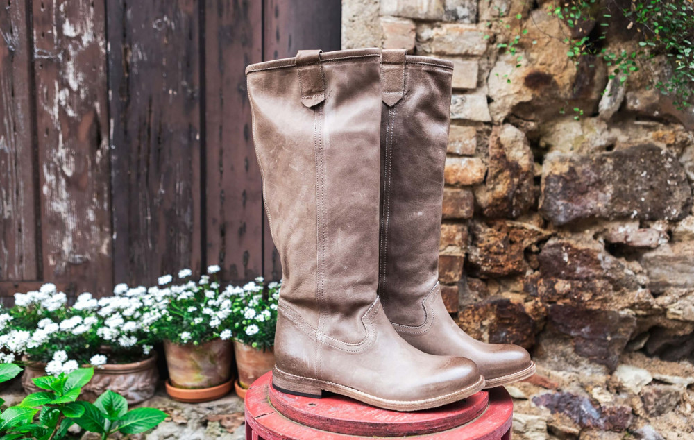 Botas de tacón bajo tacón 1 cm beis cuero