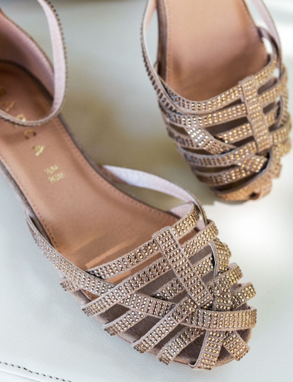 Sandalias de tacón bajo tacón 1 cm beis cuero