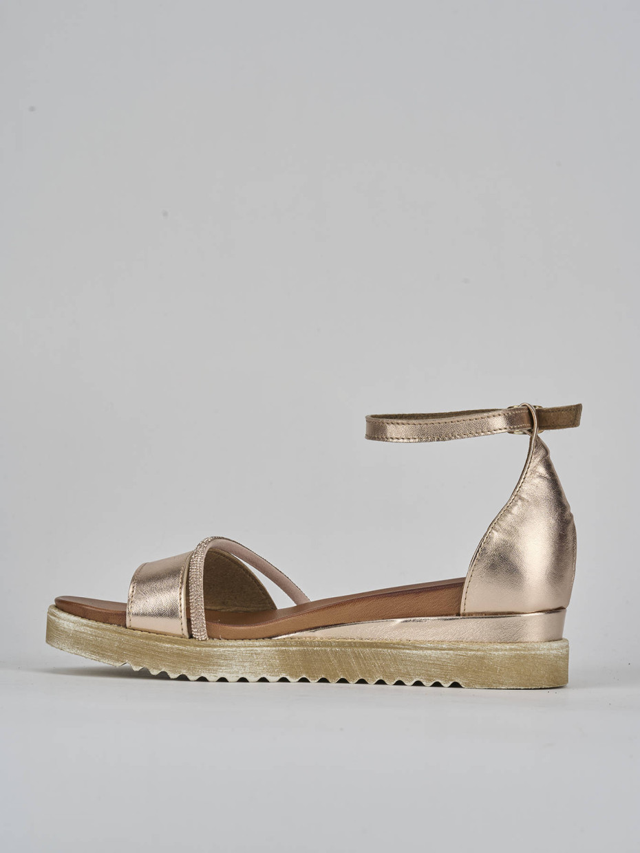 Sandalias de tacón bajo tacón 2 cm bronce cuero
