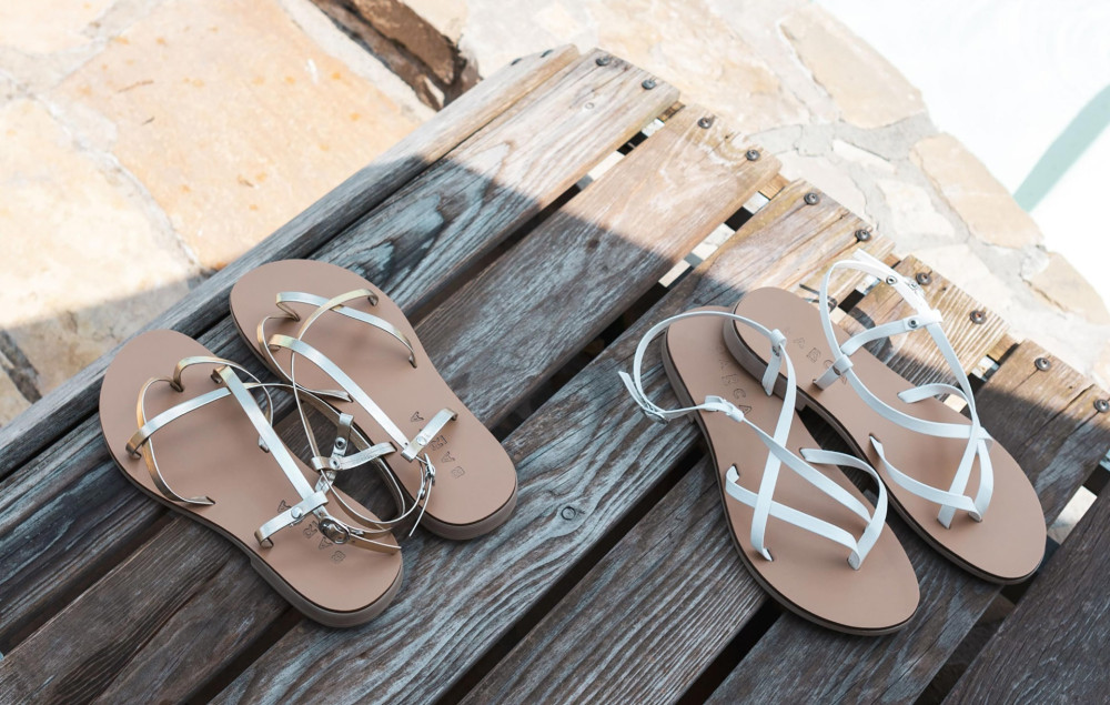 Sandalias de tacón bajo tacón 1 cm oro cuero
