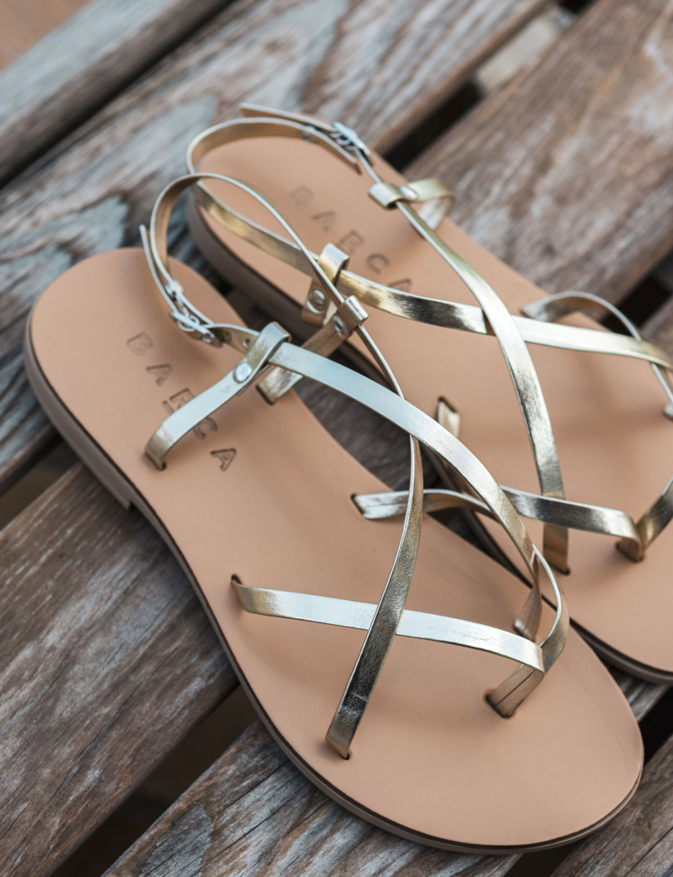Sandalias de tacón bajo tacón 1 cm oro cuero