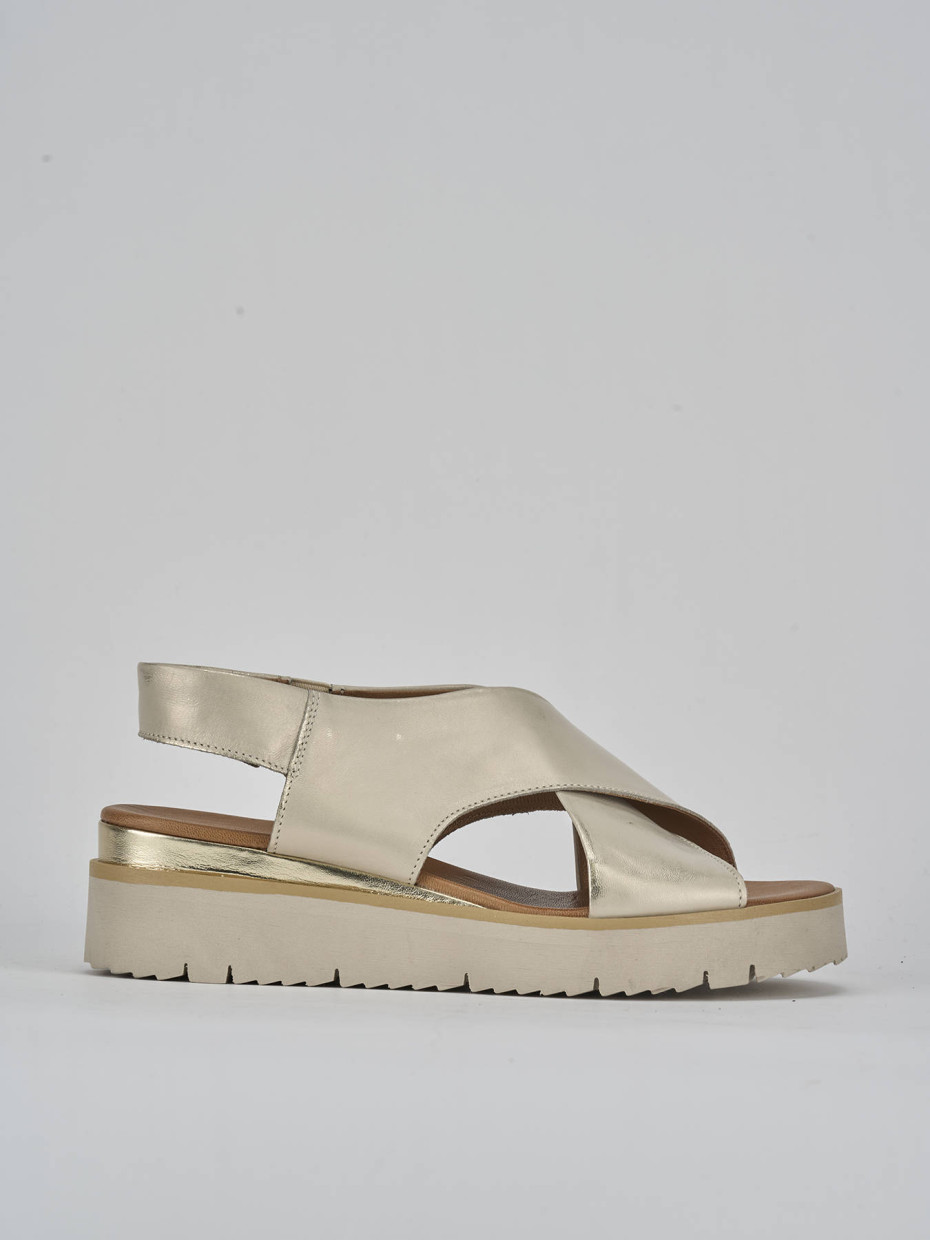 Sandalias de tacón bajo tacón 3 cm oro cuero