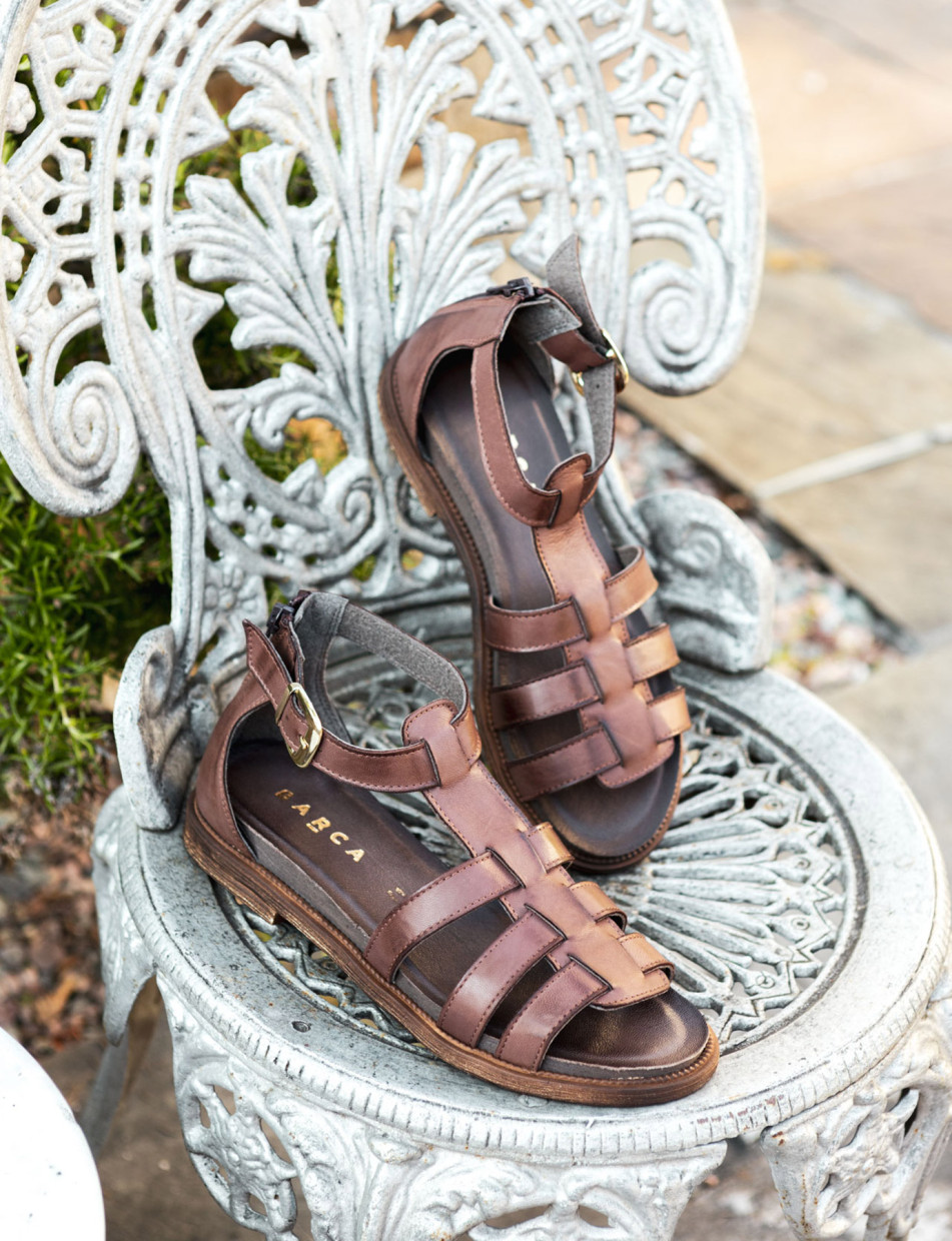 Sandalias de tacón bajo tacón 1 cm marrón oscuro cuero