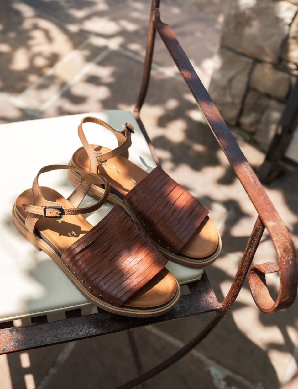 Sandalias de tacón bajo tacón 1 cm marrón cuero