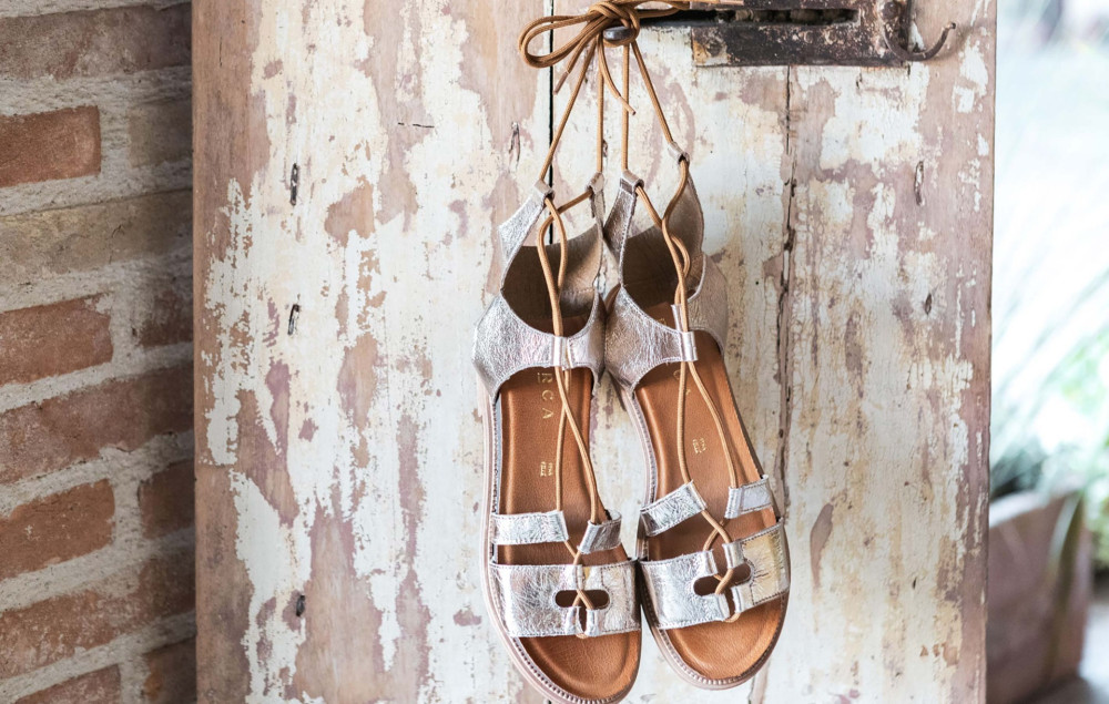 Sandalias de tacón bajo tacón 1 cm oro cuero