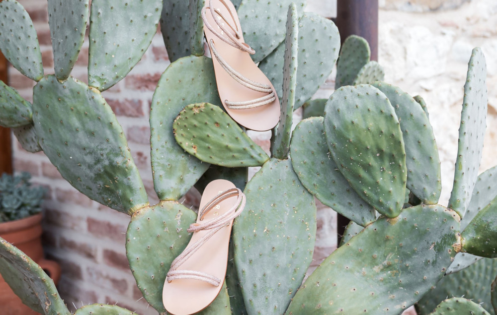 Sandalias de tacón bajo tacón 1 cm oro cuero