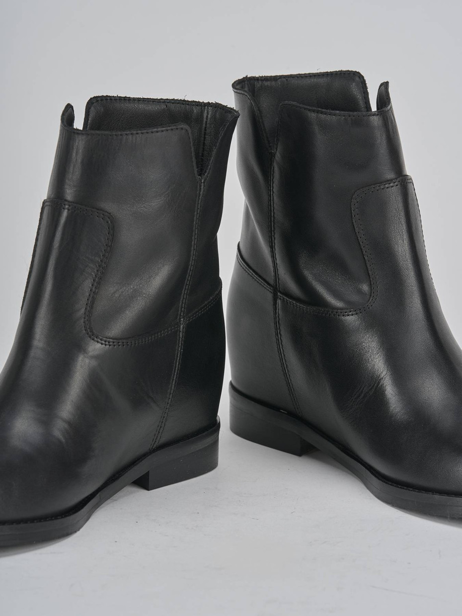 Stivaletto tacco 2 cm nero pelle