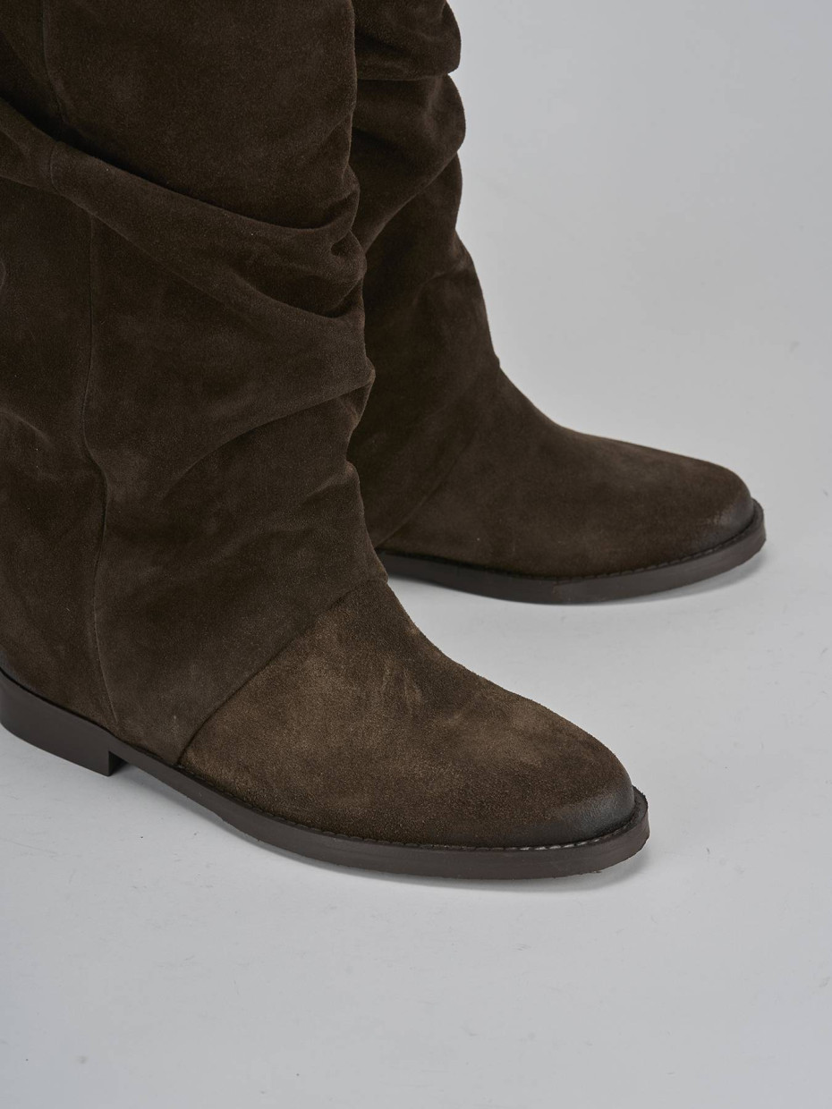 Stivale tacco 2 cm testa camoscio