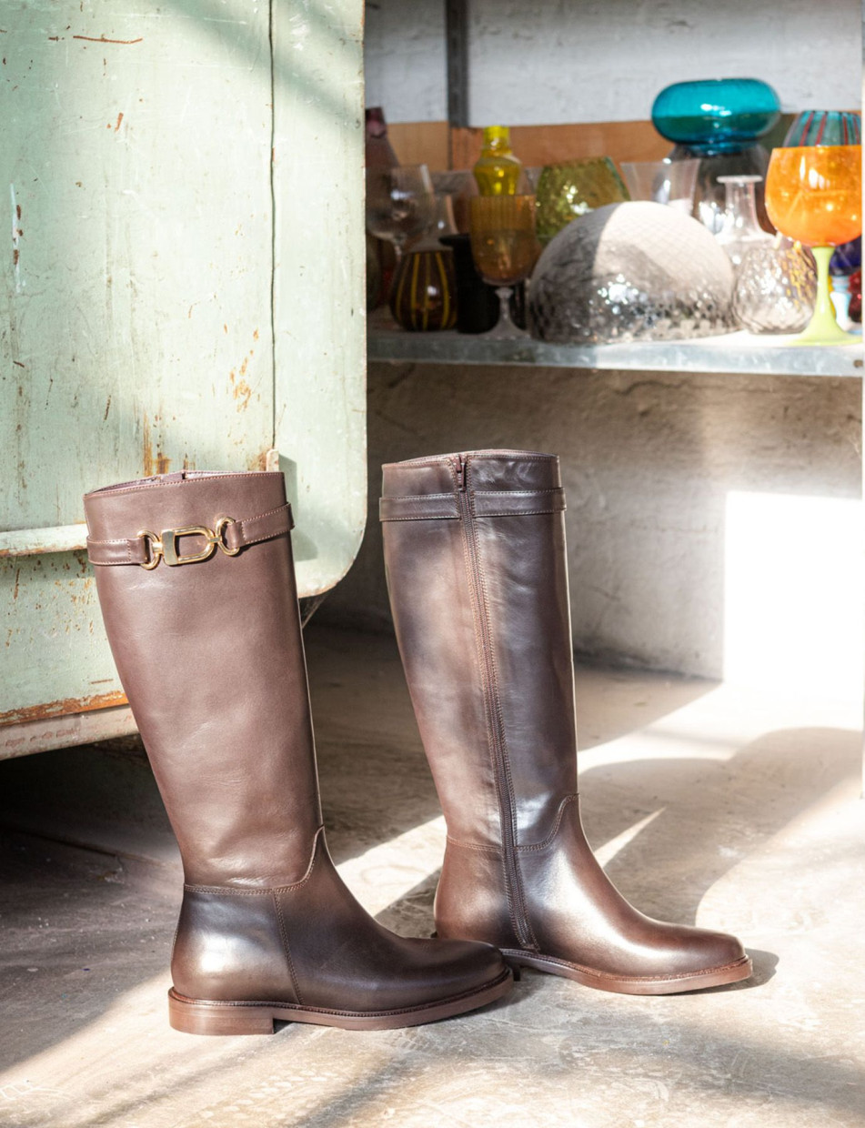 Botas de tacón bajo tacón 2 cm marrón oscuro cuero