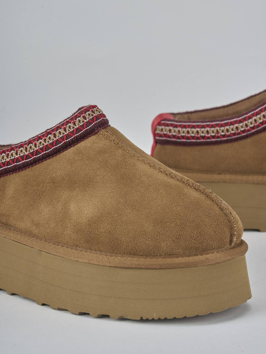 Botines de tacón bajo marrón ante