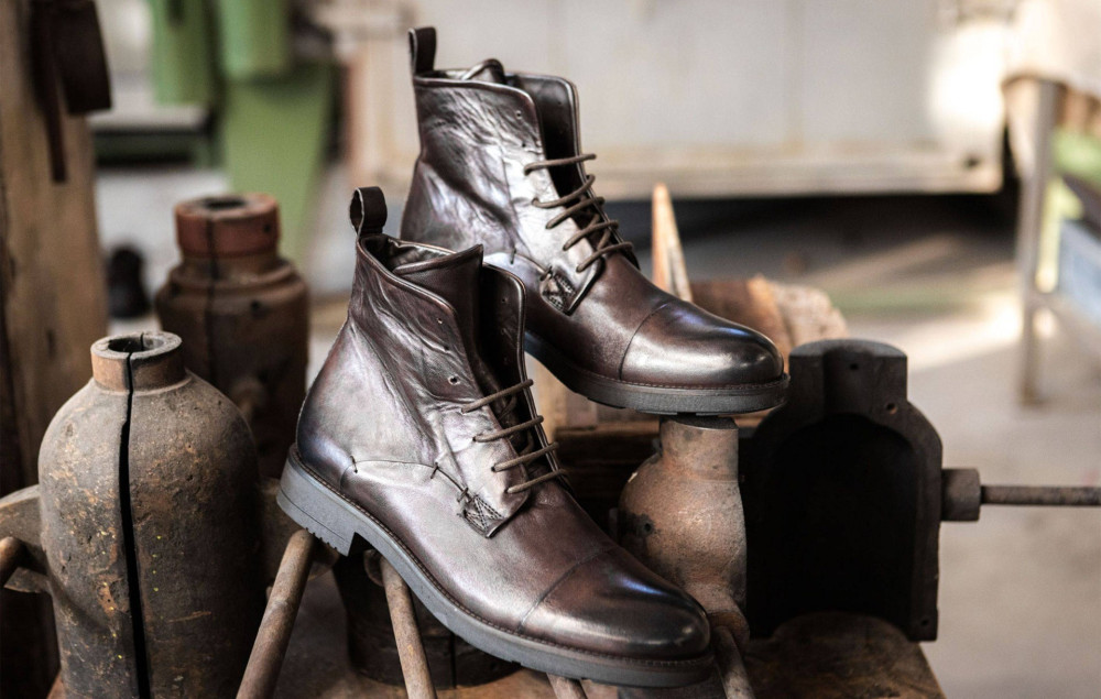 Botas militares marrón oscuro cuero