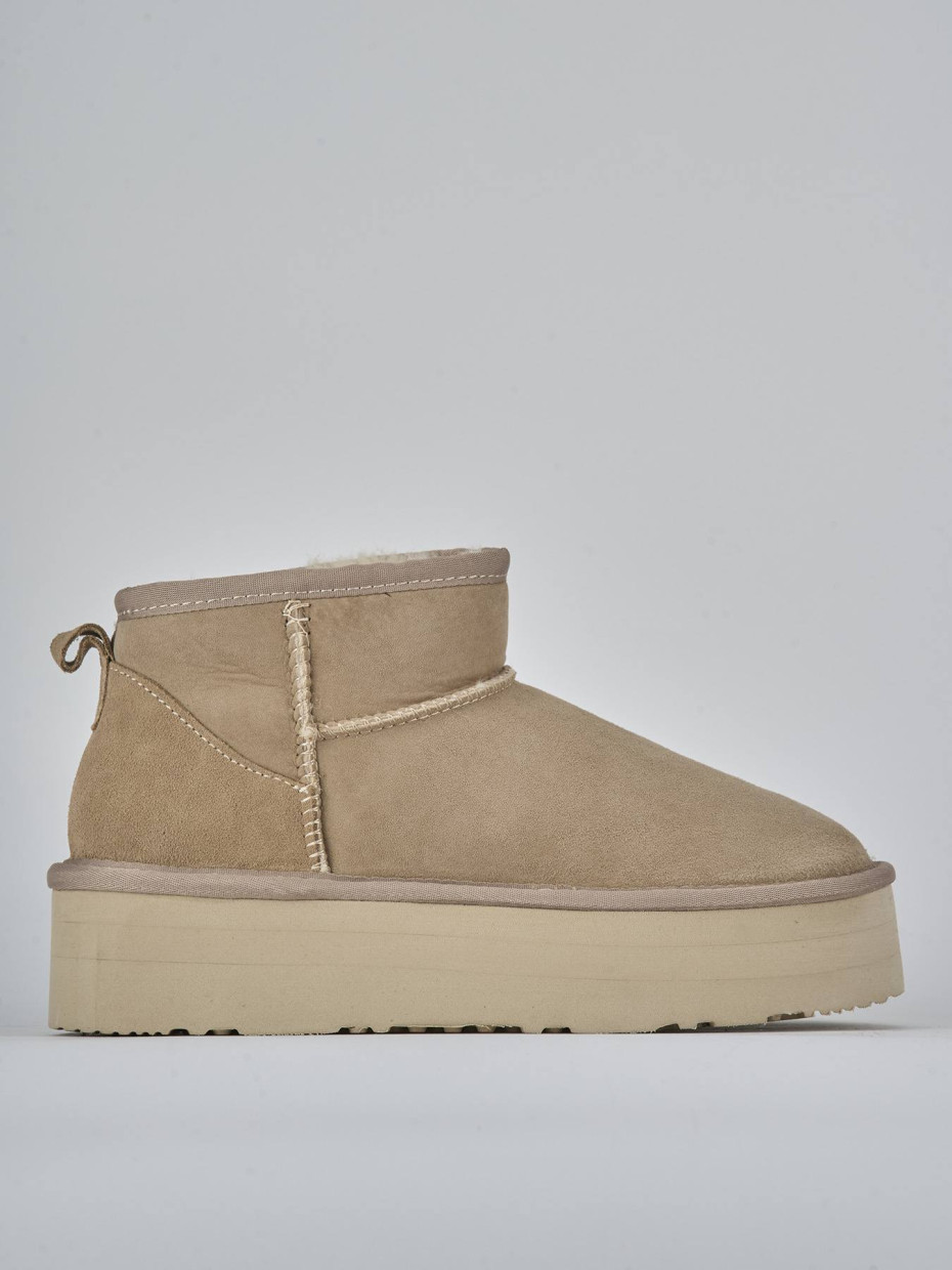 Botines de tacón bajo beis ante