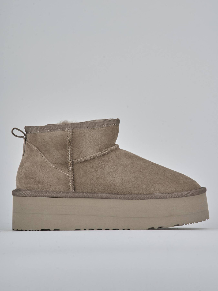 Botines de tacón bajo beis ante