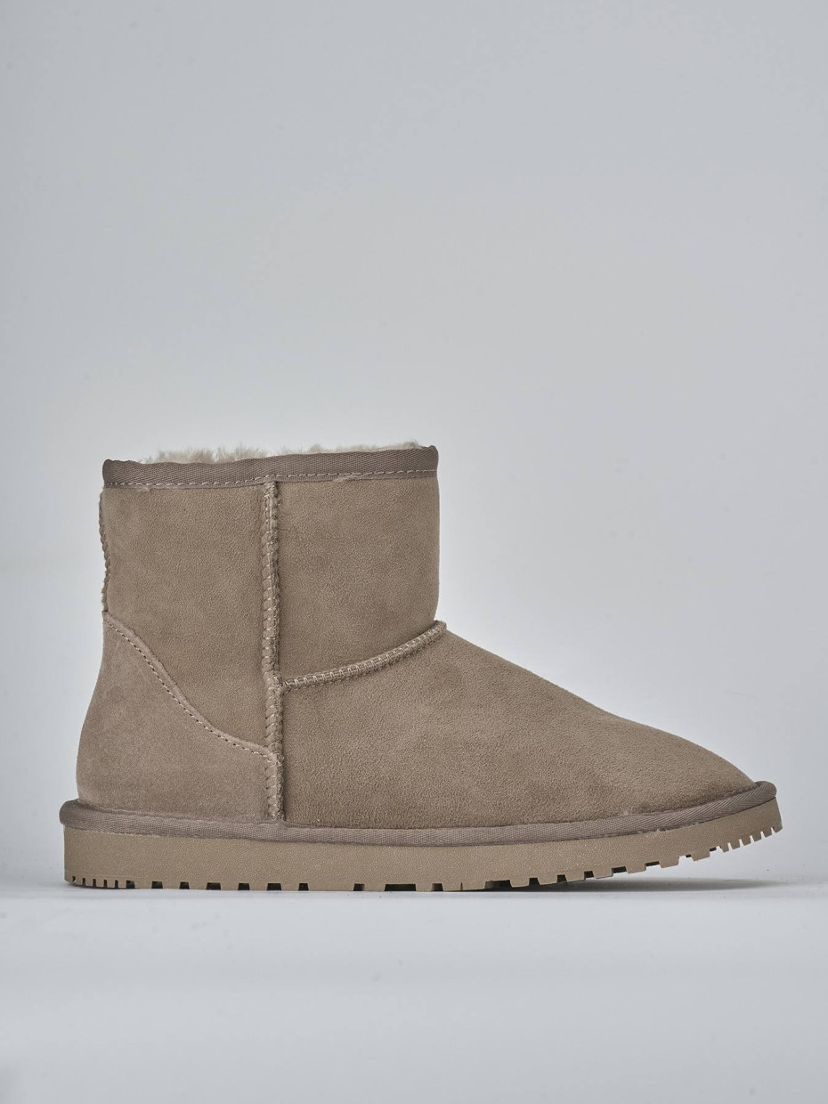 Botines de tacón bajo beis ante