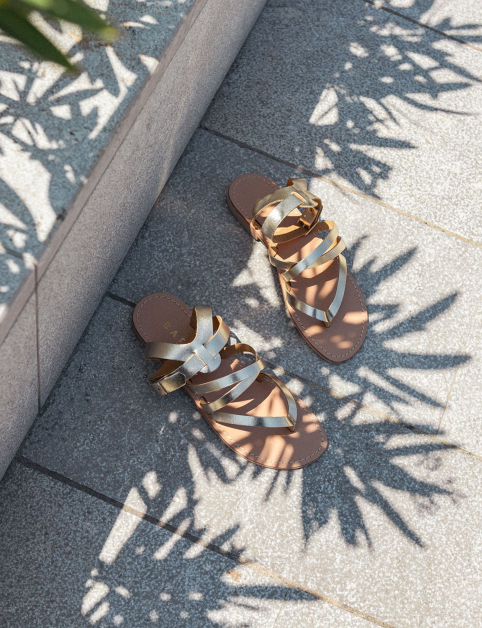 Sandalias de tacón bajo tacón 1 cm oro laminado