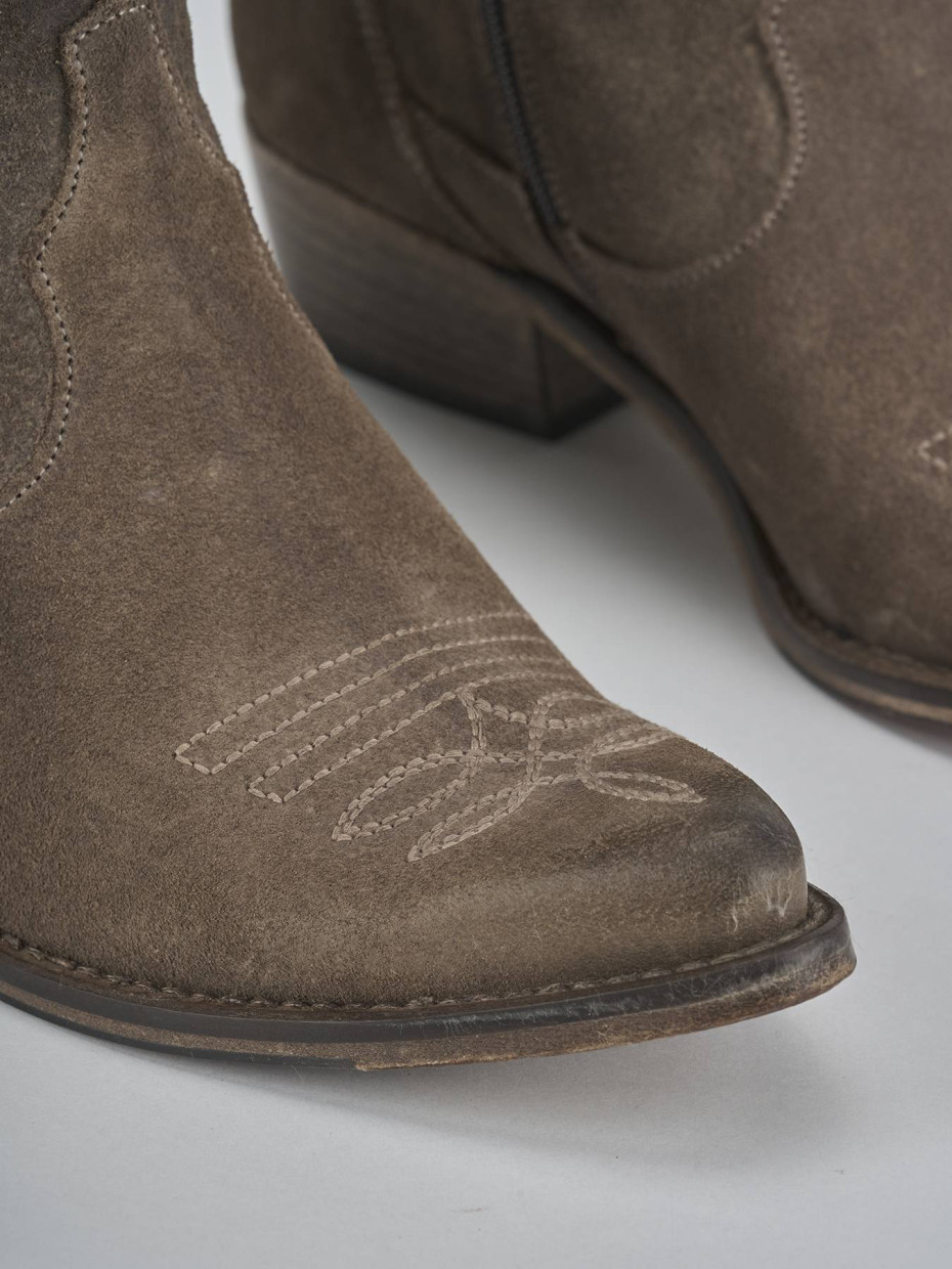 Botines de tacón bajo tacón 3 cm marrón oscuro ante