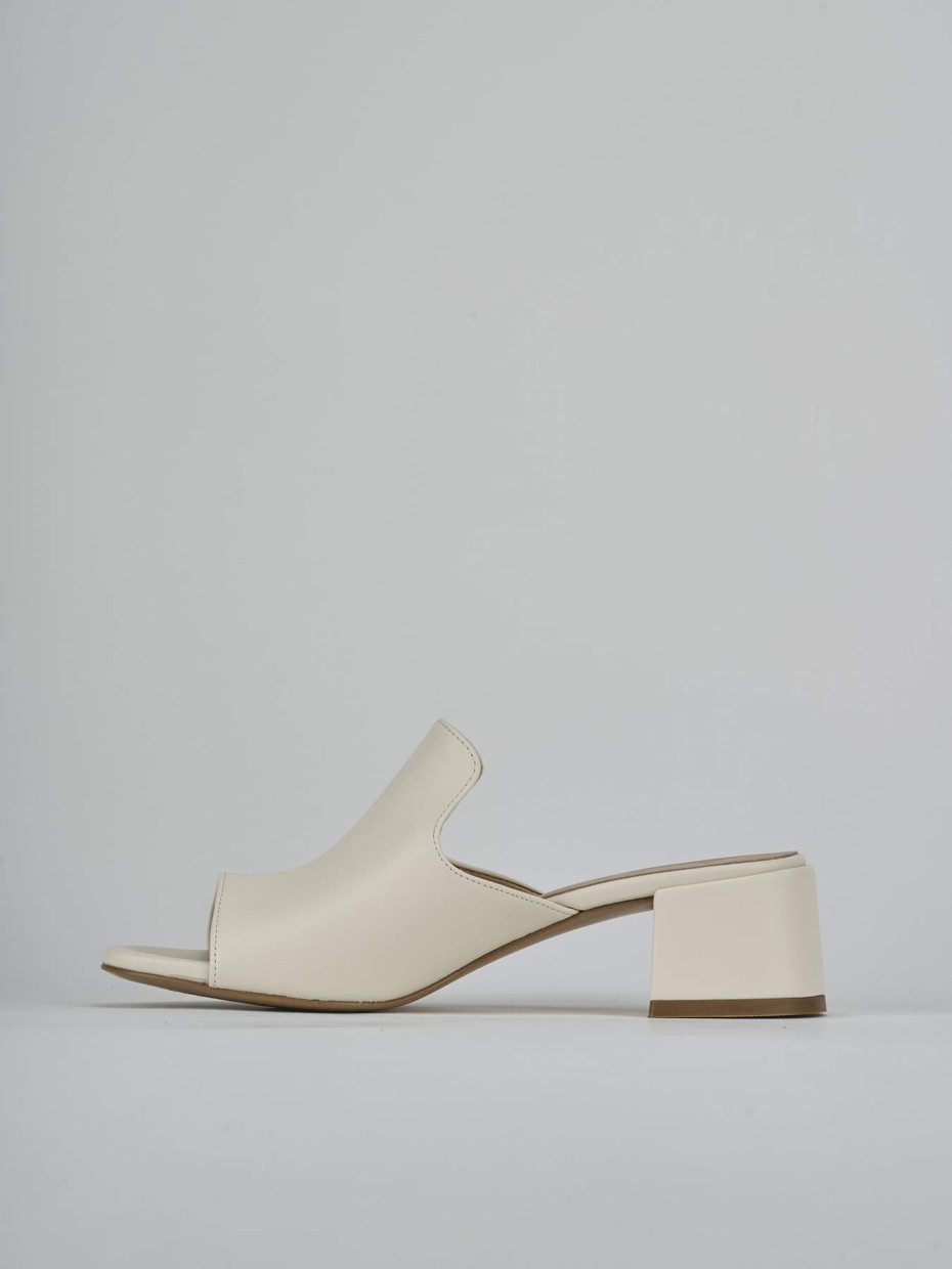 Mules tacón 5 cm beis cuero