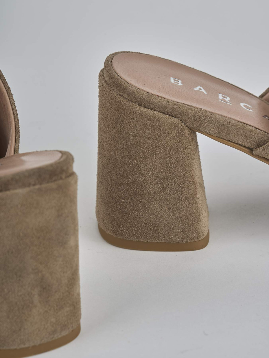 Mules tacón 7 cm marrón ante